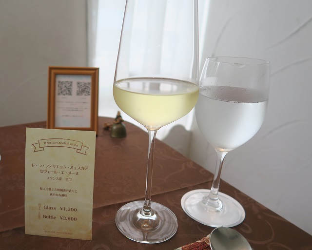 「La･ Miroir（ラ・ミロワール）」の白ワインを撮影した写真