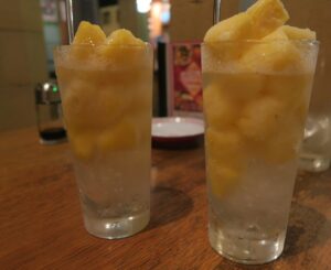 「大衆中華とお酒の場　マカト」のゴロゴロパインサワーを撮影した写真