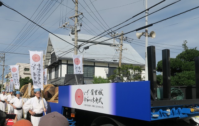 材木を乗せたトラックを撮影した写真