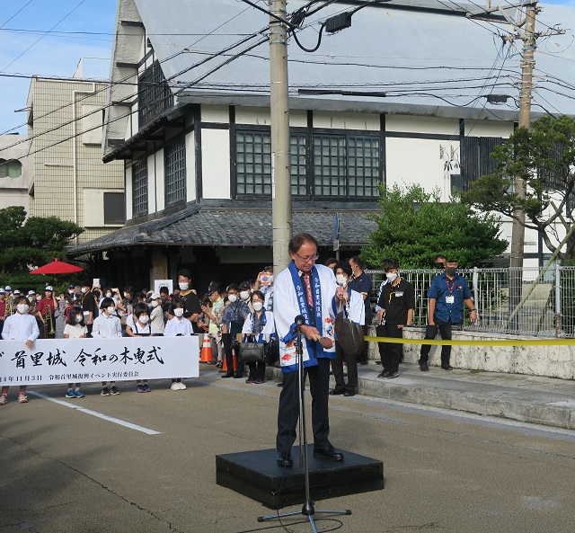 木曳式で銅鑼を鳴らす沖縄県知事を撮影した写真