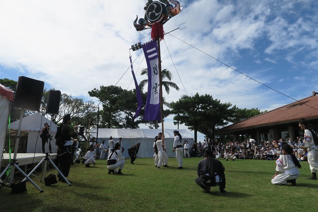 芝生広場での旗頭の演舞を撮影した写真