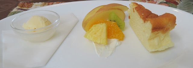 「La･ Miroir（ラ・ミロワール）」のスフレチーズケーキを撮影した写真