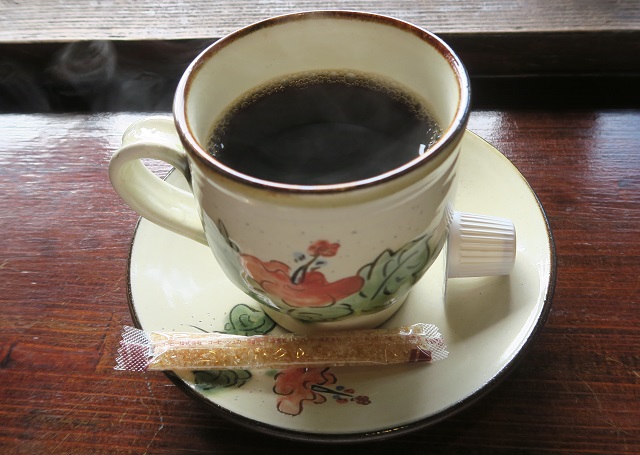 山の茶屋楽水のホットコーヒーを撮影した写真