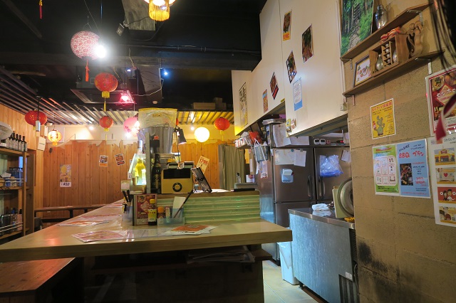 「大衆中華とお酒の場　マカト」の店内の様子を撮影した写真