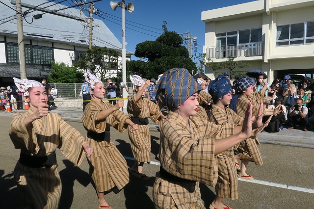 国頭さばくいを踊る様子を撮影した写真