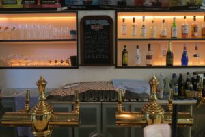 BEER PARA DININGのカウンターを撮影した写真