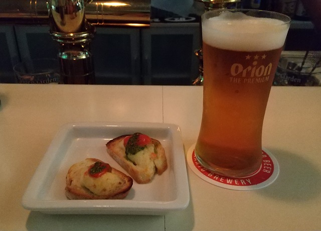 BEER PARA DININGのオリオンプレミアムとお通しを撮影した写真