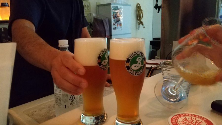 BEER PARA DININGで乾杯している様子を撮影した写真
