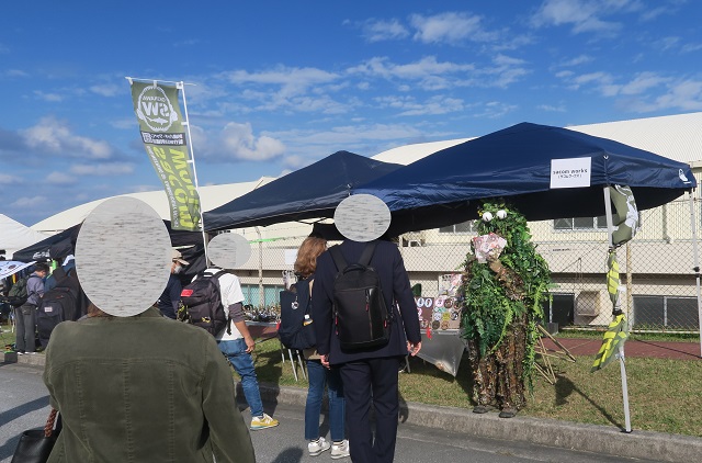 「美ら島エアーフェスタ」の名物？人形のような人間を撮影した写真