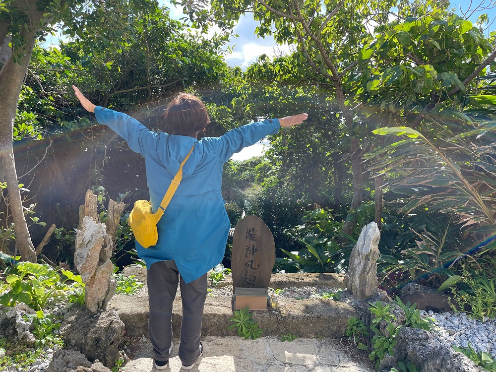 龍神風道の前に立ったYumixを撮影した写真