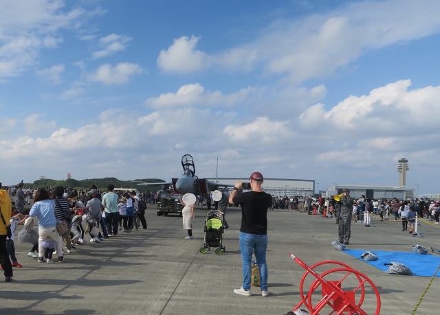 「美ら島エアーフェスタ」のF-15と綱引きする様子を撮影した写真