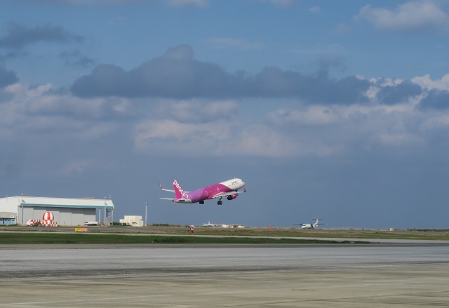 「美ら島エアーフェスタ」でピーチが離陸した様子を撮影した写真