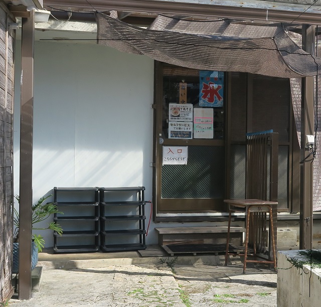 下地そばの入口を撮影した写真