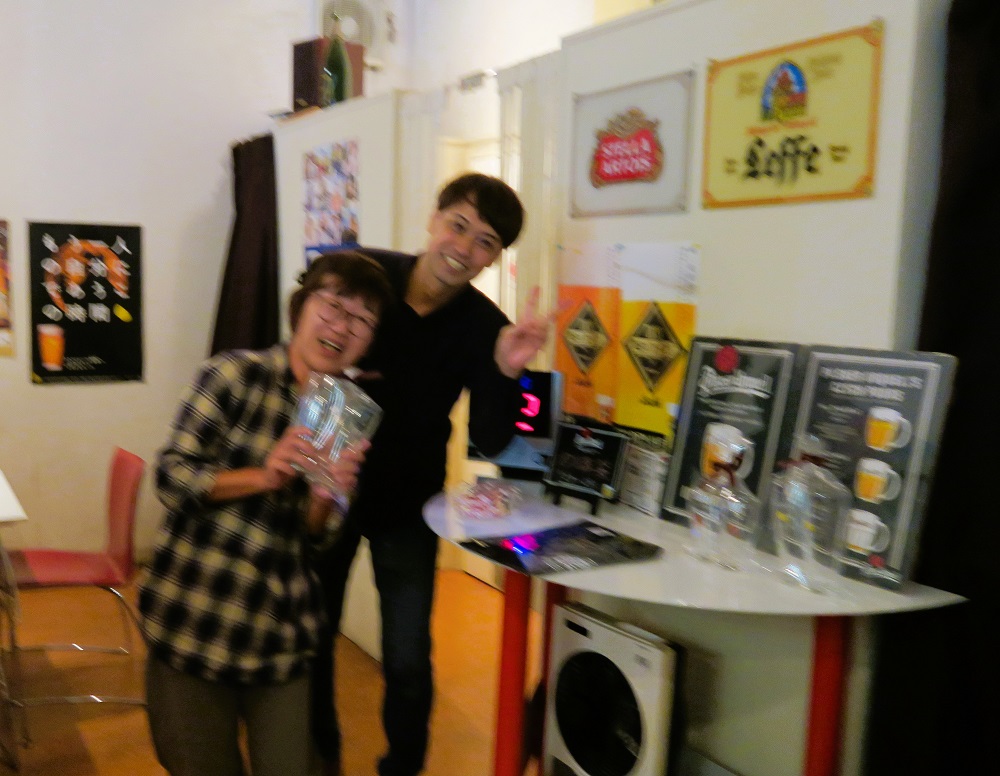 ビンゴゲームで賞品をゲットした様子を撮影した写真