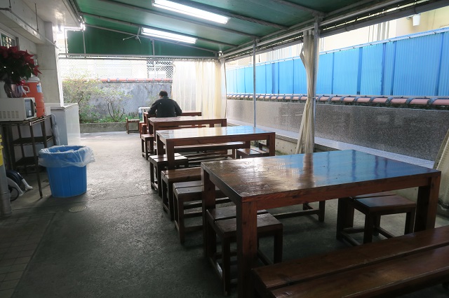 パーラーどんちゃんのイートインスペースを撮影した写真