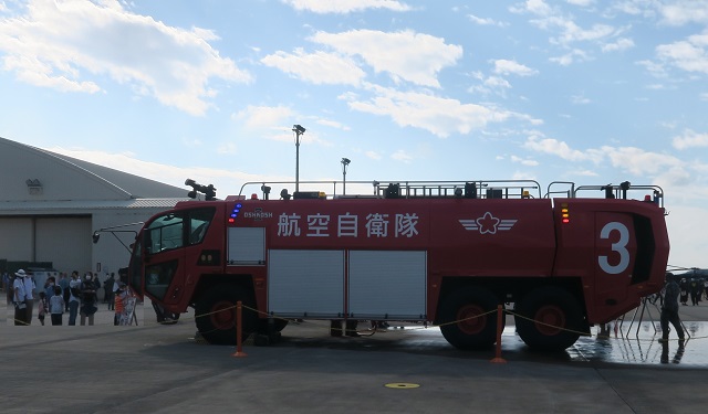 「美ら島エアーフェスタ」の消防車を撮影した写真