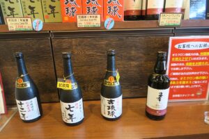 忠孝酒造の古酒の陳列を撮影した写真