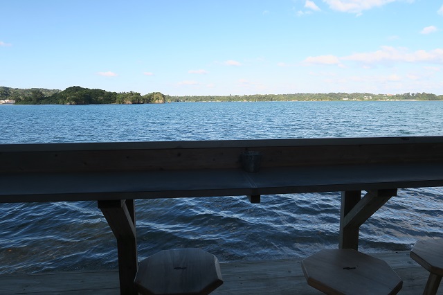 「fifi parlor」のデッキからの眺めを撮影した写真