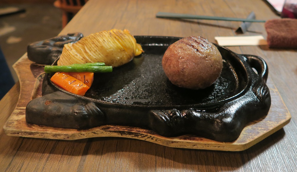 「ALGOS DELI×HAMBURG」のハンバーグが運ばれてきた様子を撮影した写真