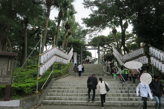 護国神社の階段を撮影した写真