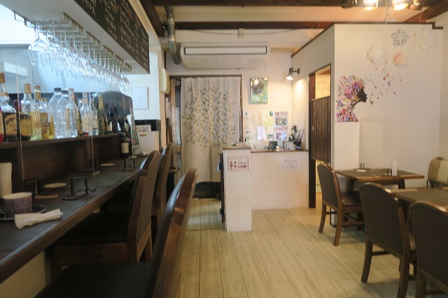 カジュアル洋食「A demain アドゥマン」の店内を撮影した写真