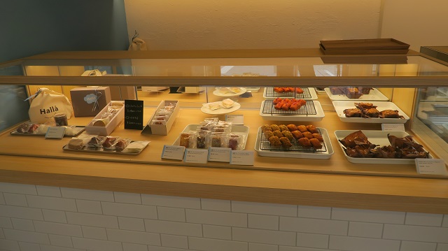 Hallå Cakes and Biscuitsのショーケースを撮影した写真