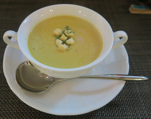 カジュアル洋食「A demain アドゥマン」のスープを撮影した写真