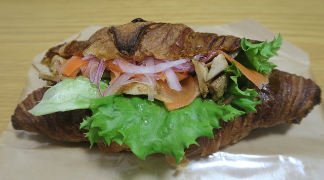 DELICATESSEN TRUNQ小禄店のキャロットラペとチキンのサンドイッチを撮影した写真