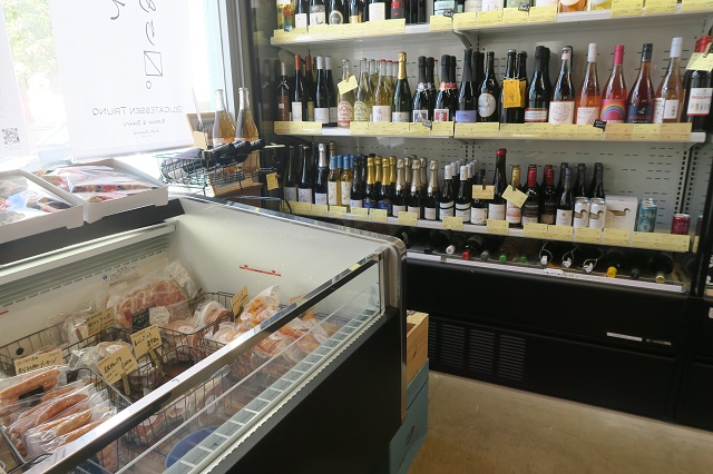 DELICATESSEN TRUNQ小禄店の陳列を撮影した写真
