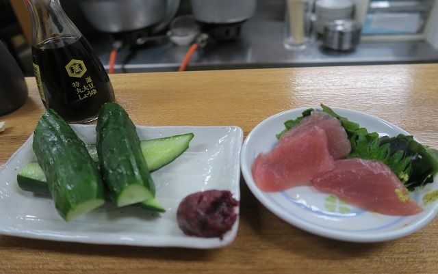 大衆酒場エイクラの梅きゅうとマグロ刺を撮影した写真