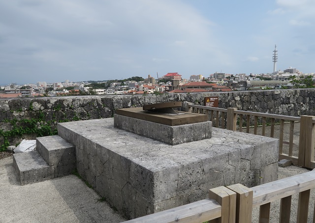 首里城の日時計を撮影した写真