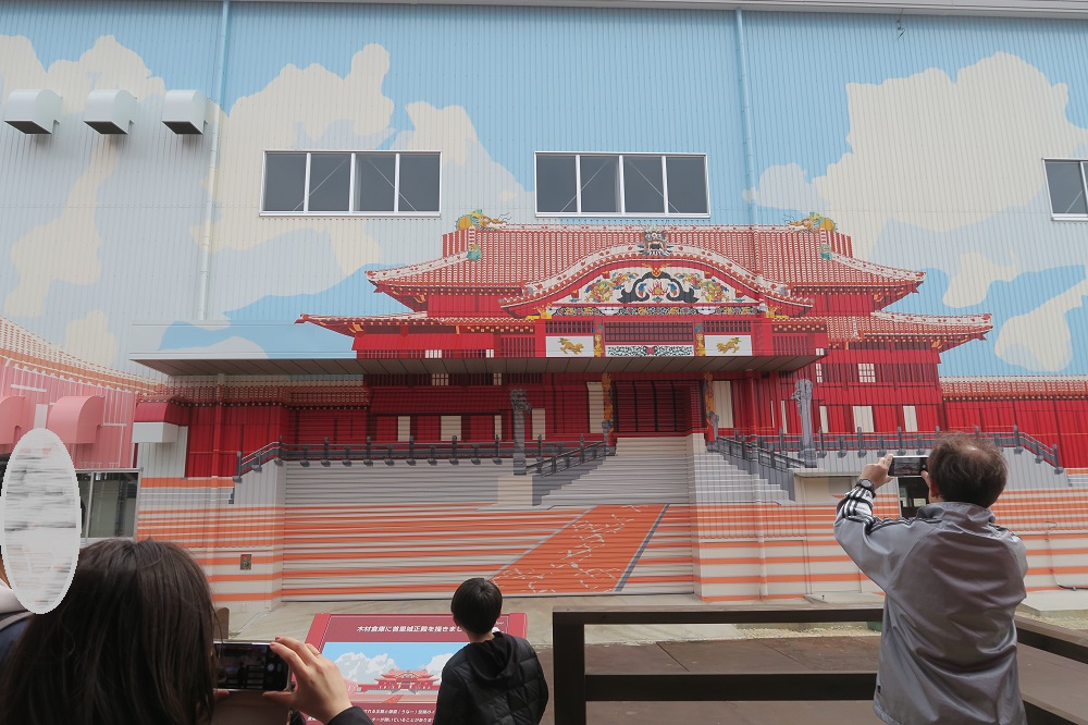 木材倉庫に描かれた首里城正殿を撮影した写真