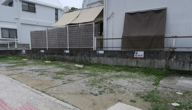 すば処あじぐくるの駐車場を撮影した写真