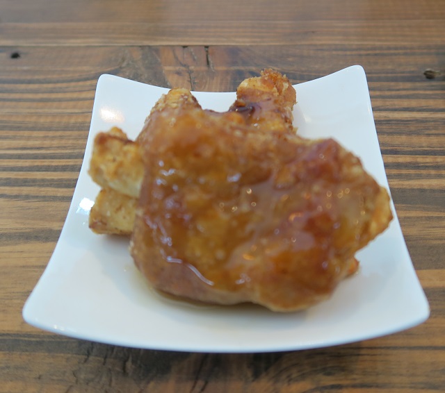 すば処あじぐくるのてびちのから揚げを撮影した写真