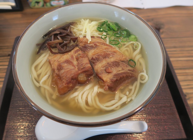 すば処あじぐくるのなんこつソーキそばを撮影した写真