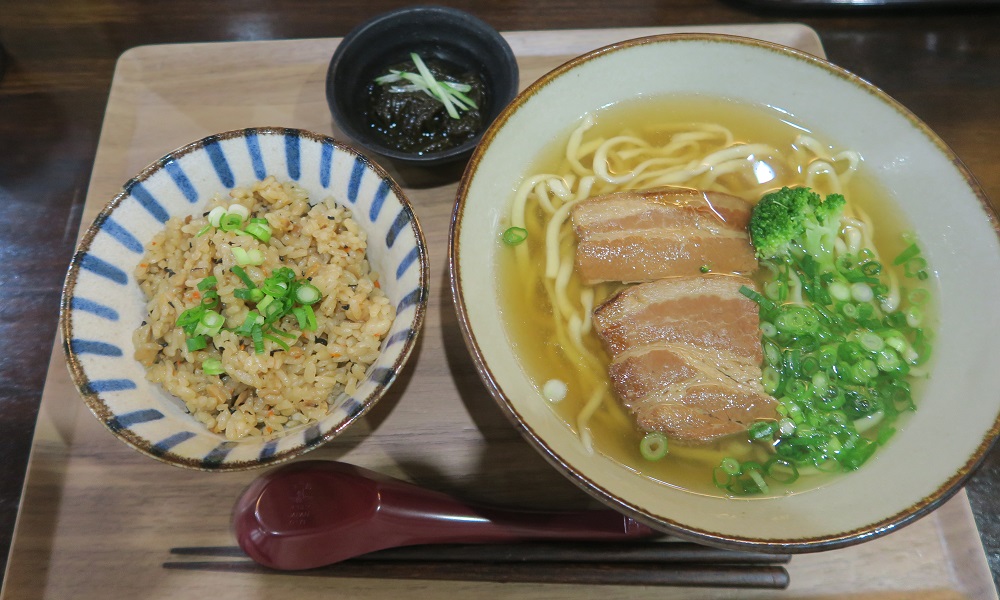 神里そばの三枚肉そばとジューシーを撮影した写真