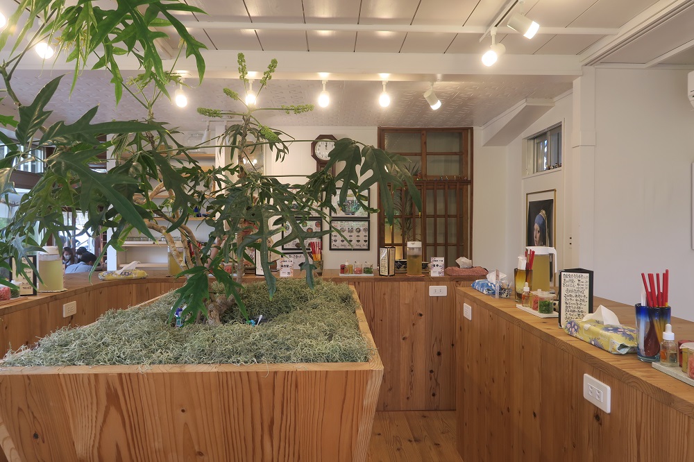 「たからまちがー」のカウンター席を撮影した写真