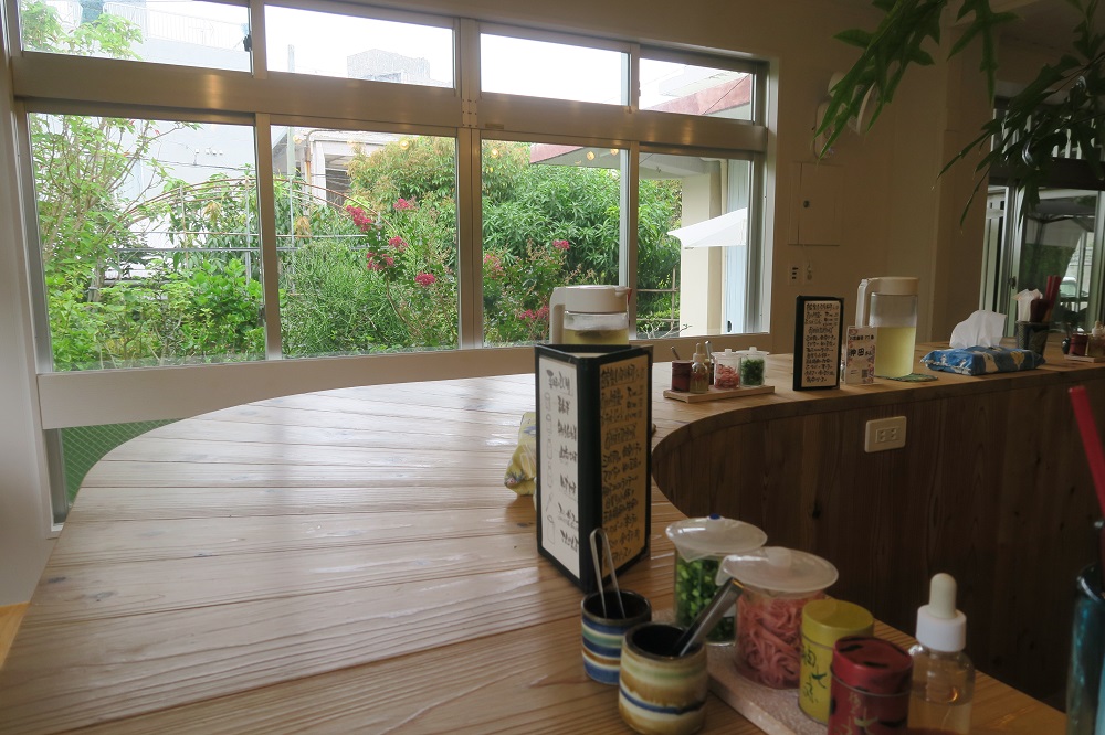 「たからまちがー」の窓から見える庭を撮影した写真