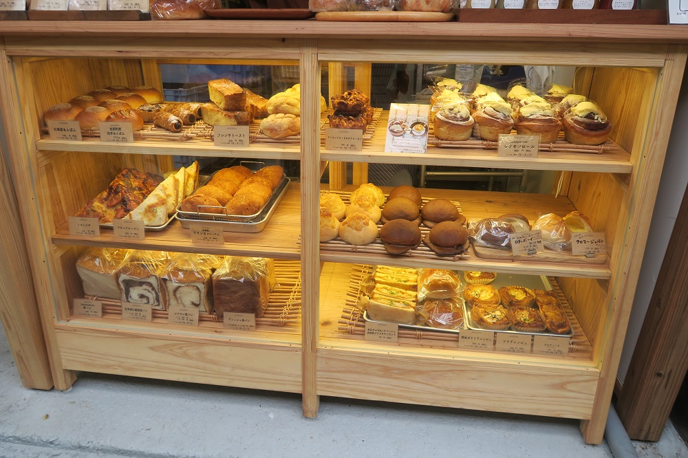 the sakaemachi arcade bakeryのショーケースを撮影した写真