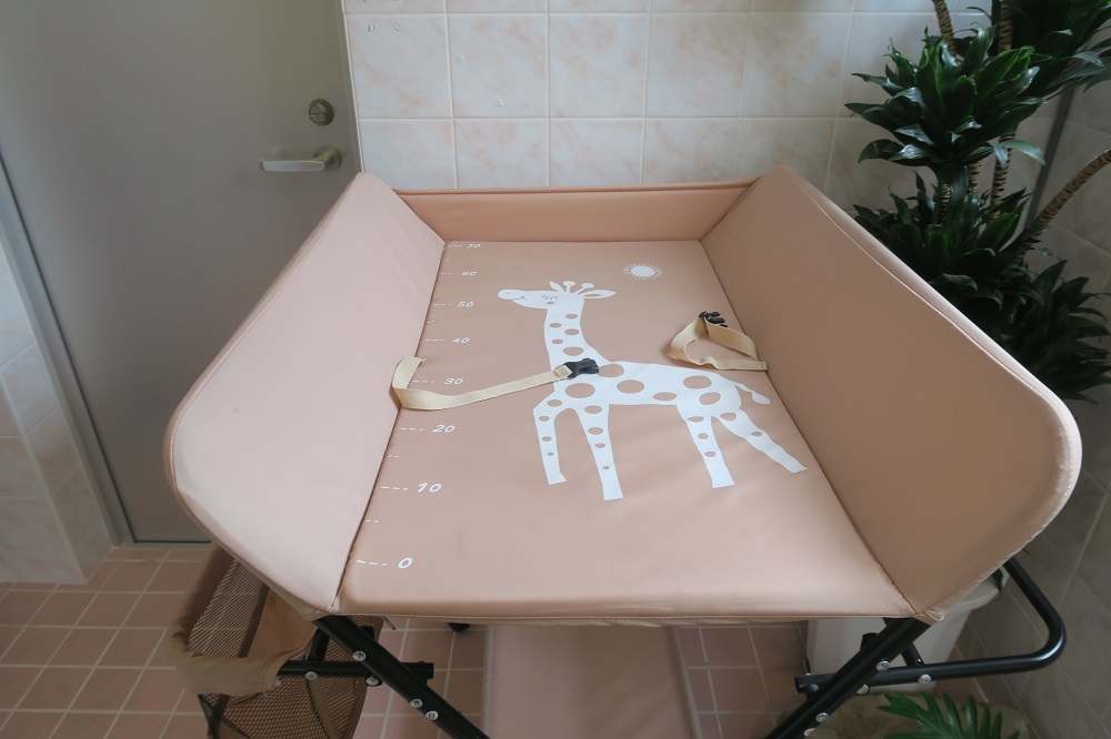 「たからまちがー」のトイレのオムツ交換台を撮影した写真