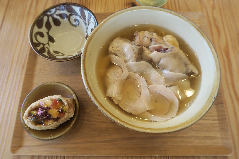 たからまちがーのスペシャルそばと月替わりのいなり寿司を撮影した写真