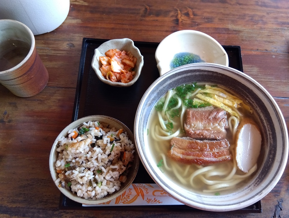 花村そばの半そばとジューシーのセットを撮影した写真