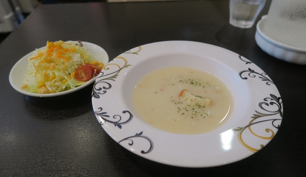 ランチセットのサラダとスープを撮影した写真