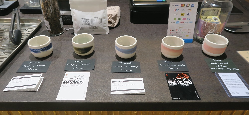 「merisis coffee brewers」のコーヒー豆の陳列を撮影した写真