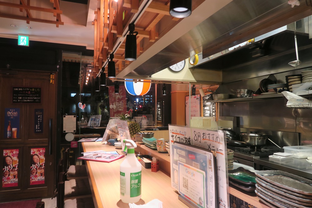 「沖縄酒場ハイサイ」の店内の様子を撮影した写真