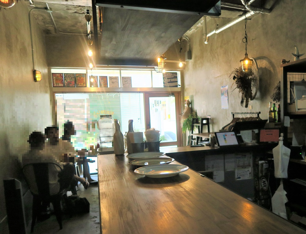 「BurgerCafe GNOTI (ノティ)」の店内の様子を撮影した写真