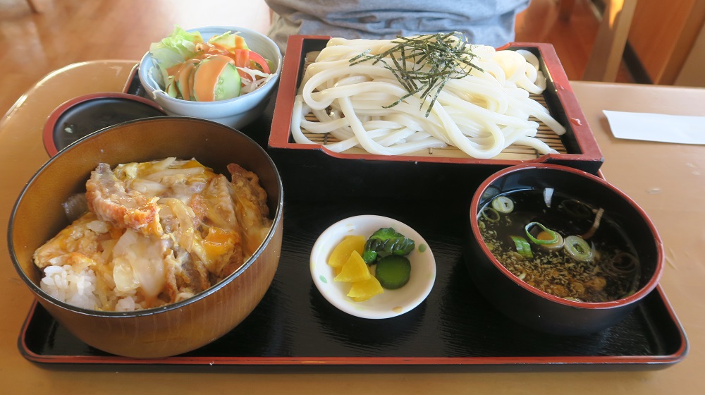 「慶山（けいざん）うどん」のかつ丼セットを撮影した写真