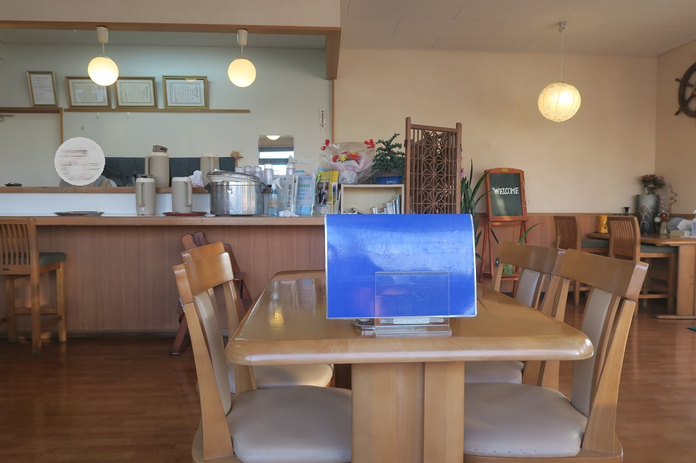 「慶山（けいざん）うどん」の店内の様子を撮影した写真