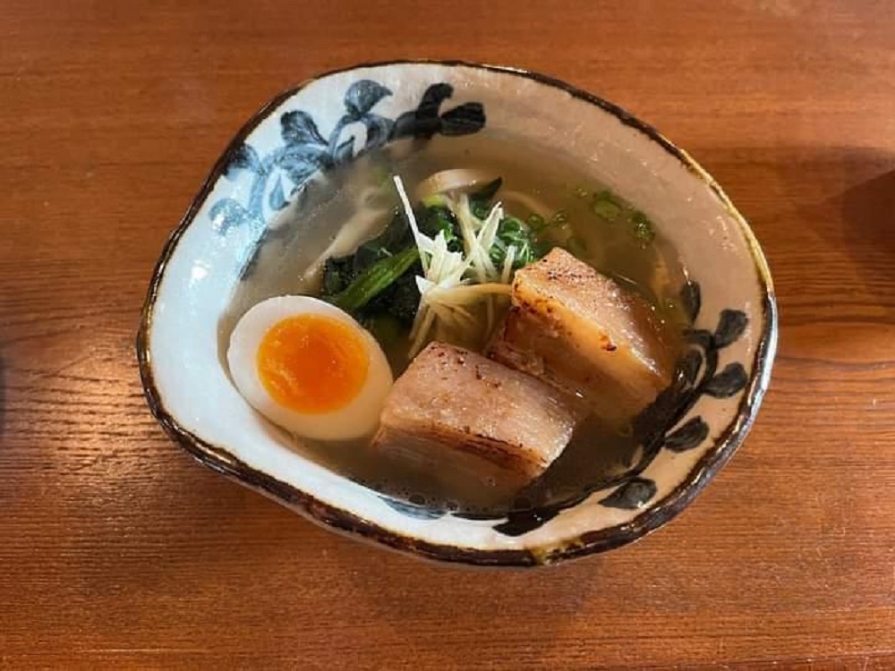「沖縄ポークそば」の端麗ラフテーそばを撮影した写真