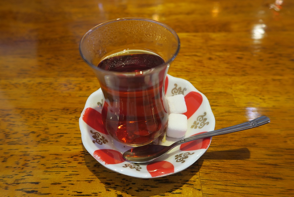 「トルコ　ロカンタケレベッキ」のチャイを撮影した写真